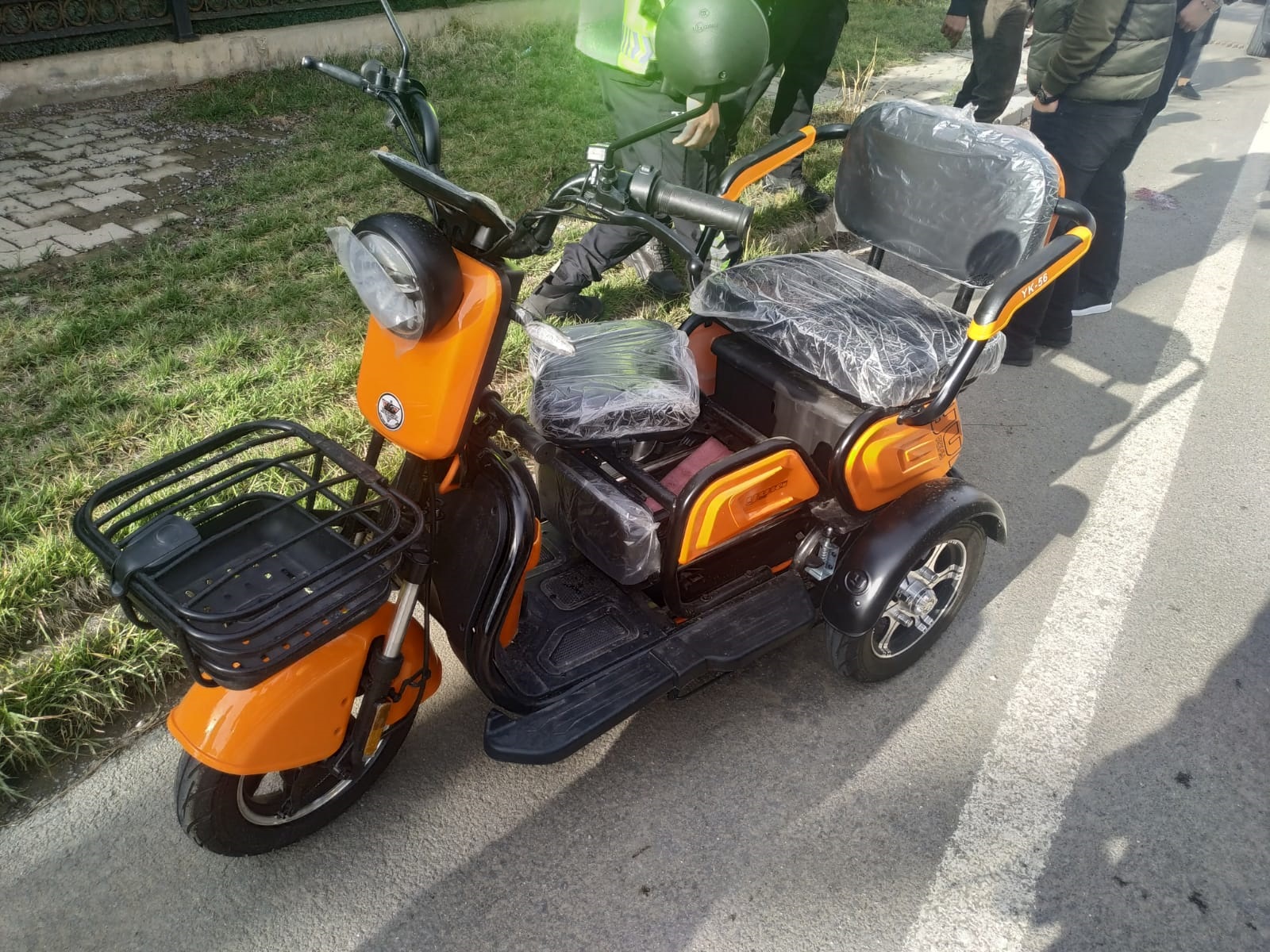 aa-20250514-37942781-37942779-sarkislada-elektrikli-motosiklet-devrildi-2-kisi-yaralandi.jpg
