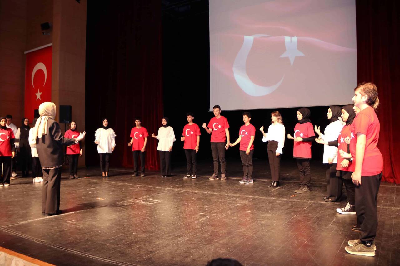sahne-onlarin-ozel-ogrencilerden-duygu-yuklu-gosteri-1.jpg