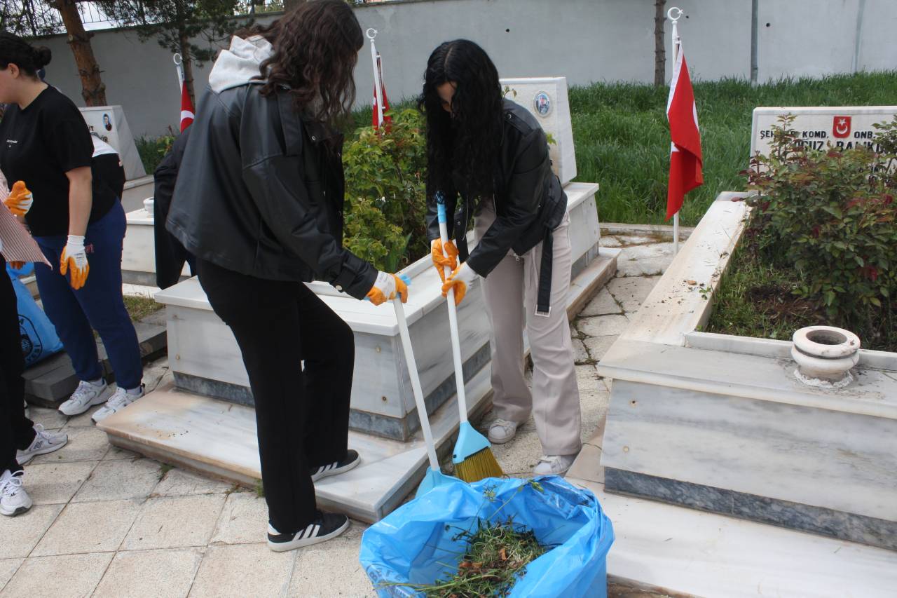 sivasta-vefa-universiteliler-sehitligi-temizledi-2.jpg