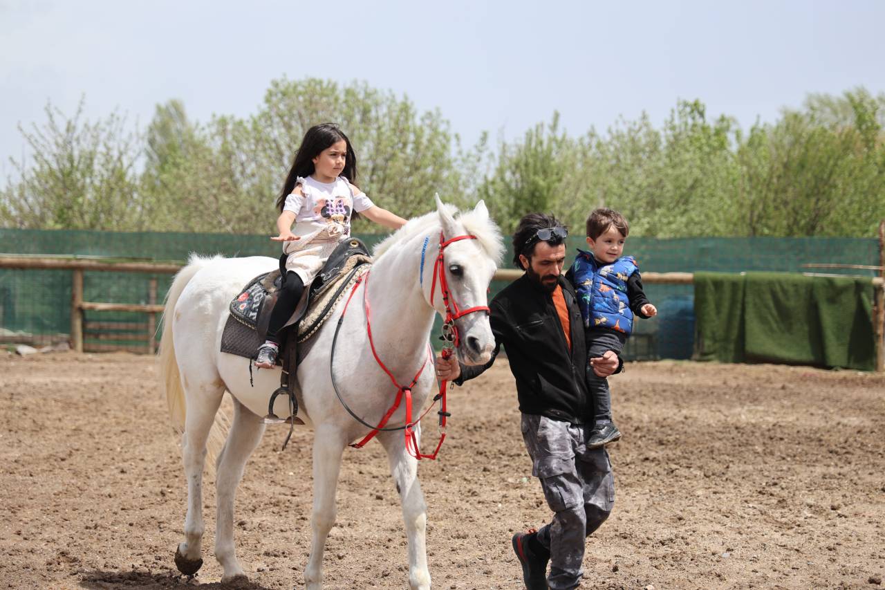 tarihi-diziler-ruhlarina-isledi-kadinlar-atlara-gonul-verdi-4.jpg