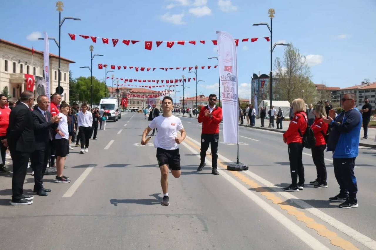 bayrak-gelecege-kostu-sivasta-genclik-ruzgari-2.jpeg