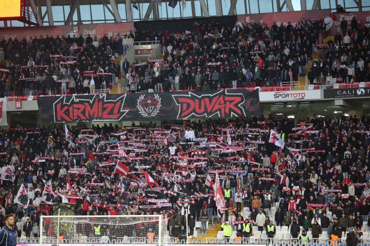 sivasspor-taraftarindan-sike-iddiasi-bu-mac-temiz-degil-3.jpeg