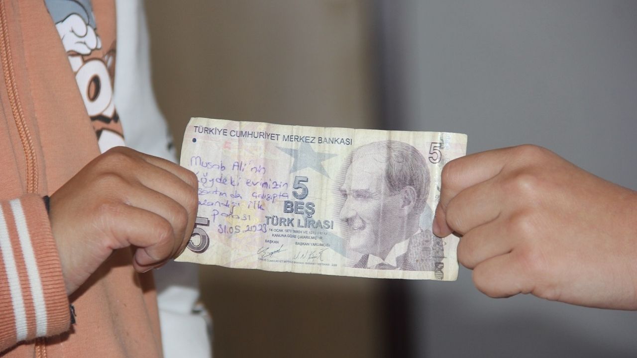 bir-paranin-uzerindeki-not-iki-kucuk-kalbi-bulusturdu.jpg
