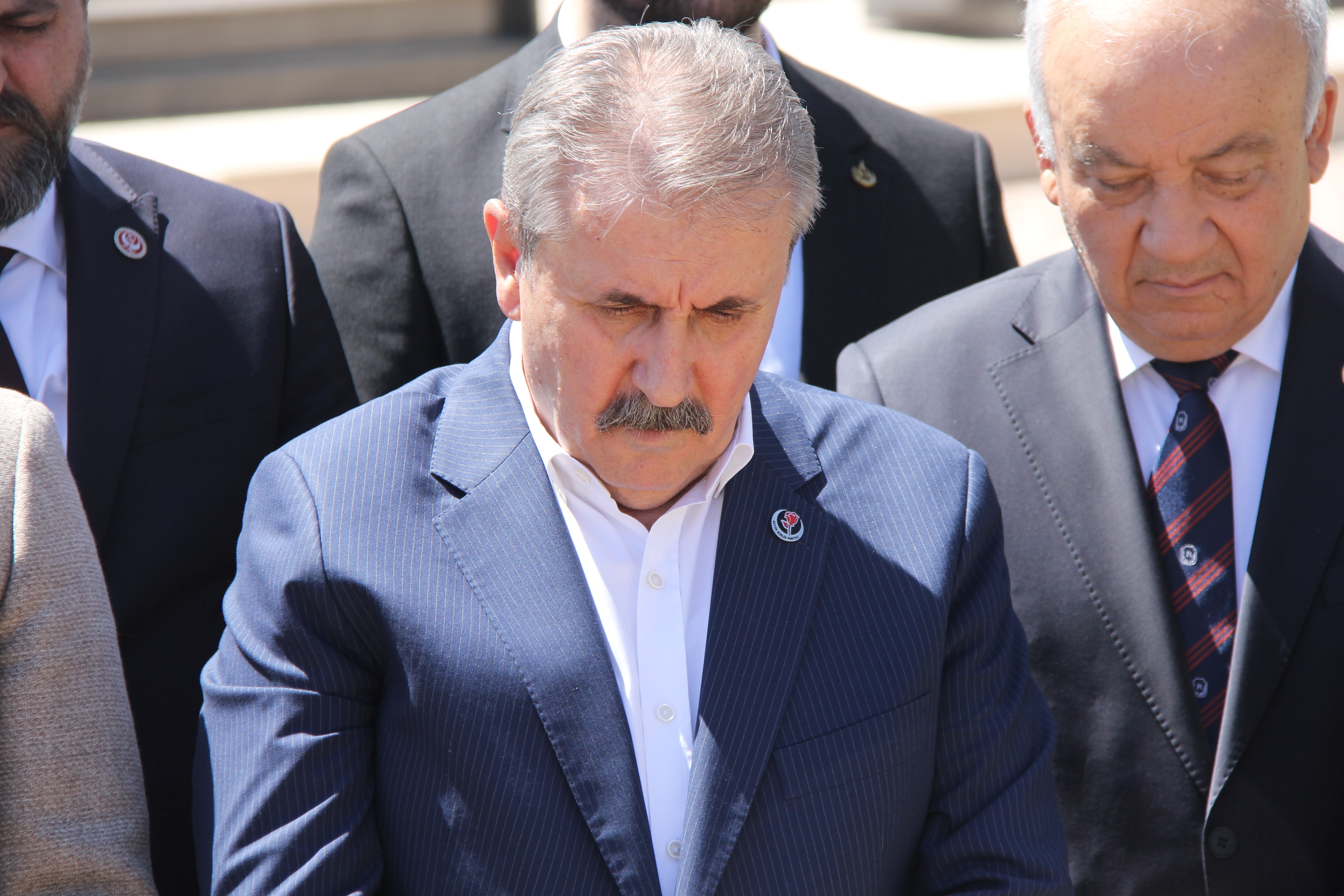 desticiden-aytekin-kulmacin-ailesine-bassagligi-ziyareti-3.jpg