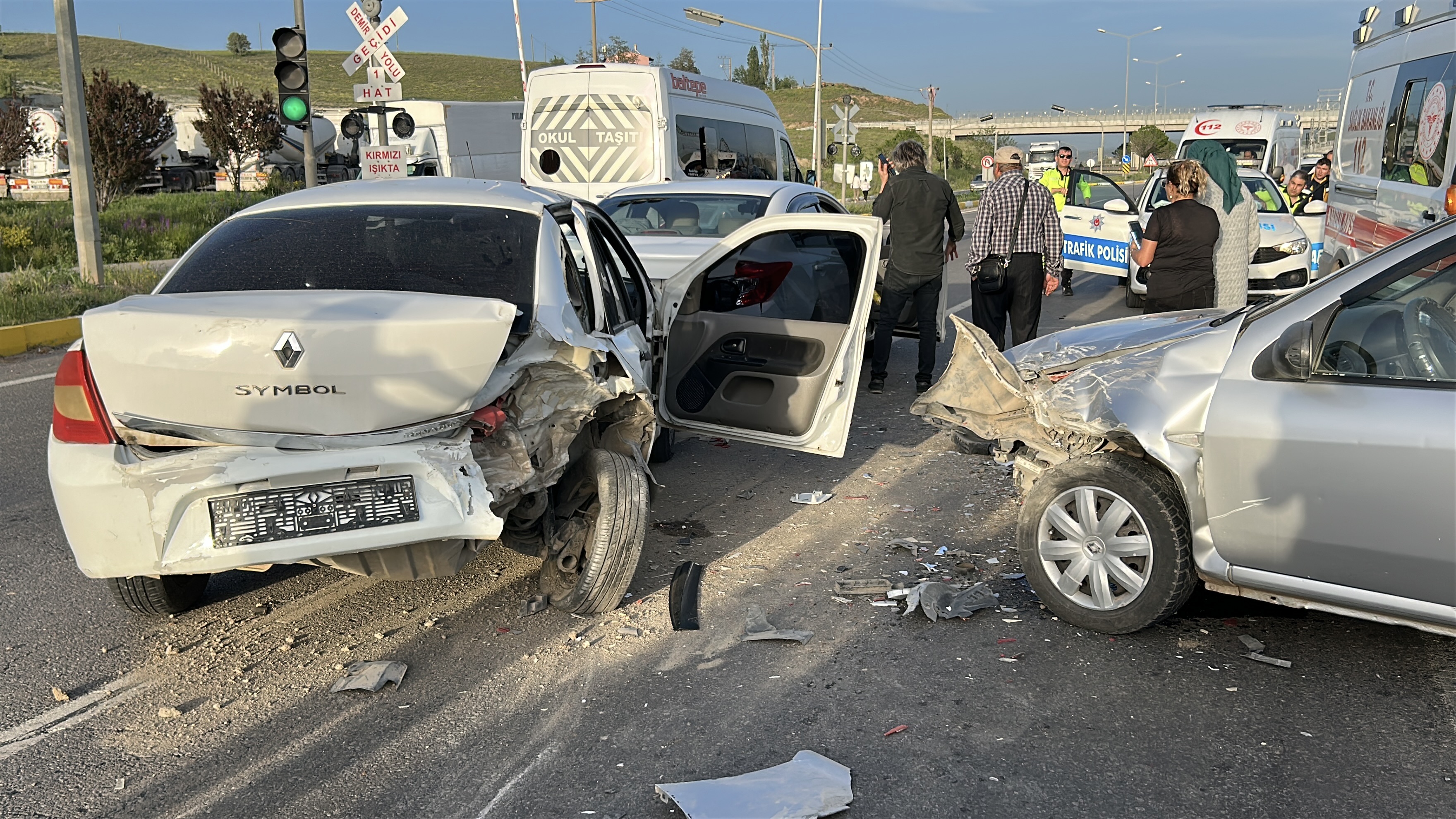 sivasta-uc-otomobilin-karistigi-trafik-732147-216290-001.jpg