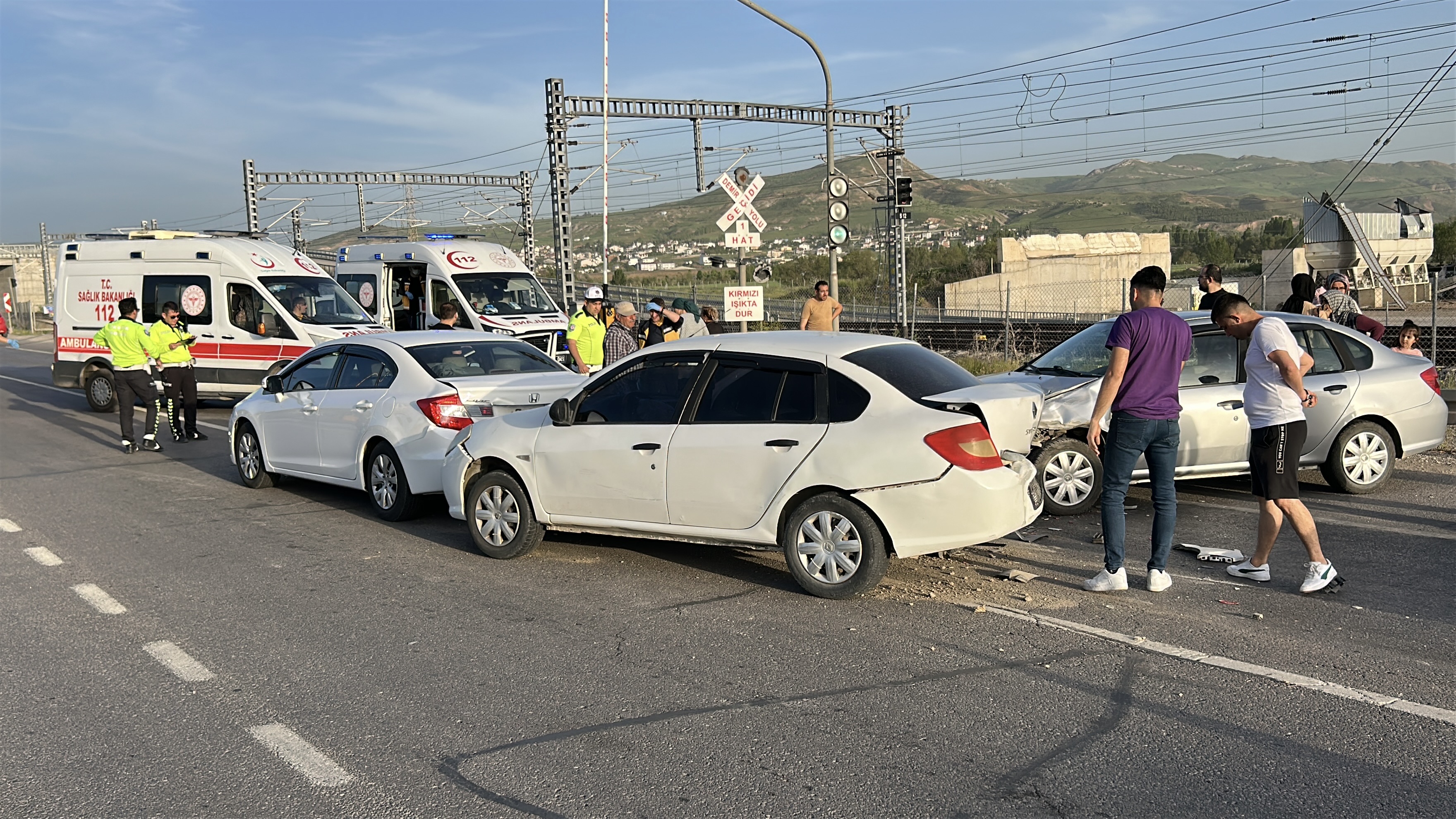 sivasta-uc-otomobilin-karistigi-trafik-732149-216290-001.jpg