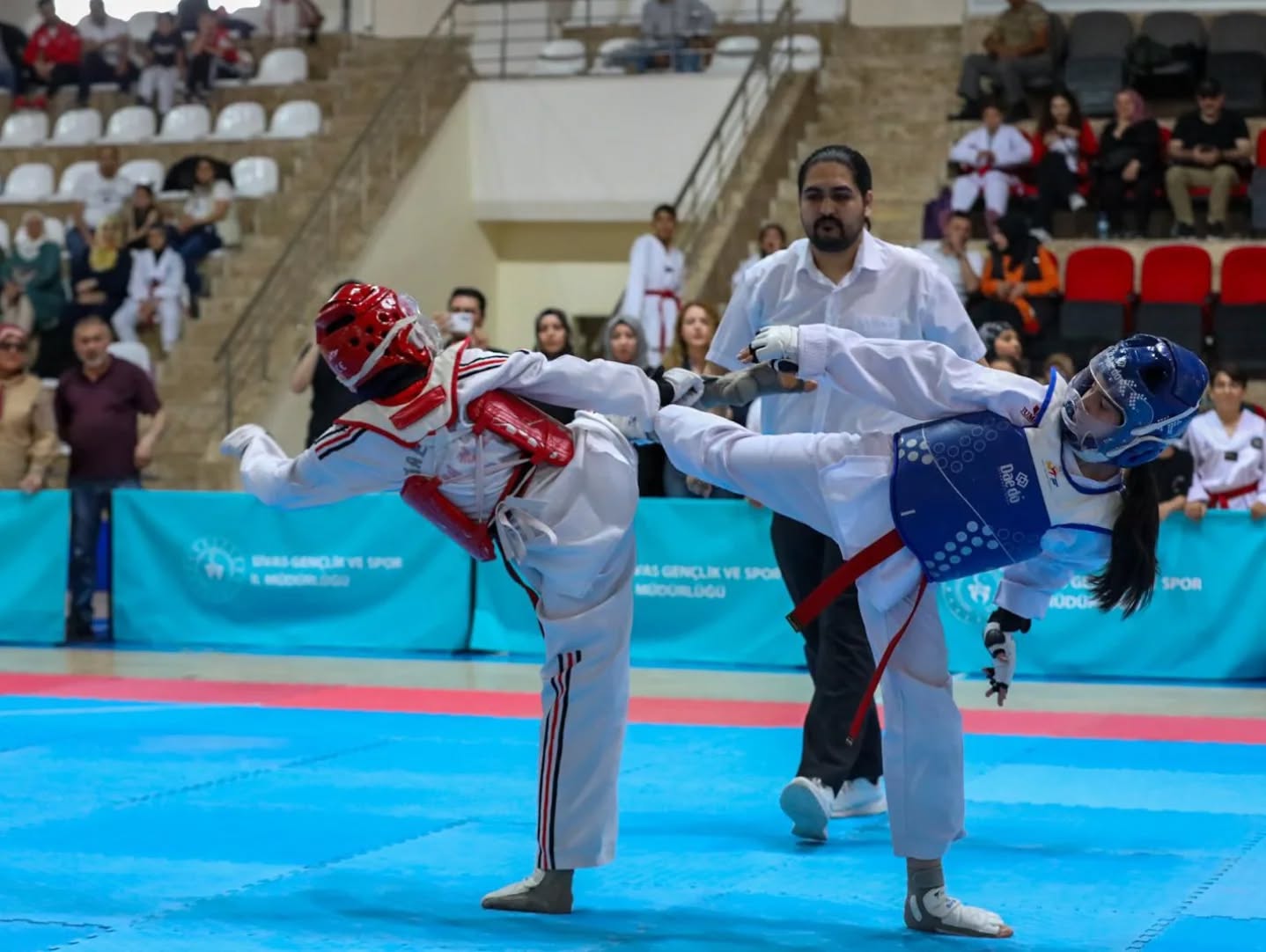 taekwondoda-yildizlar-parladi-2.jpeg