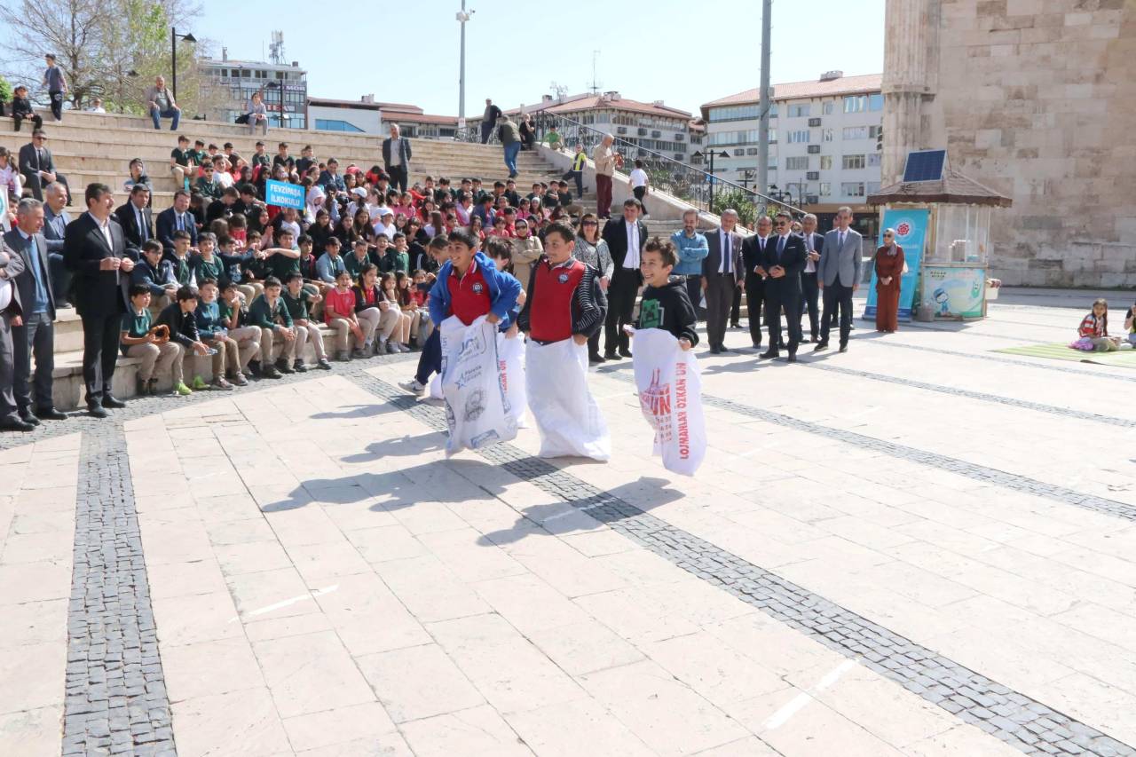 topac-dondu-bezelye-satildi-sivasta-oyunla-dolu-bir-gun-3.jpg