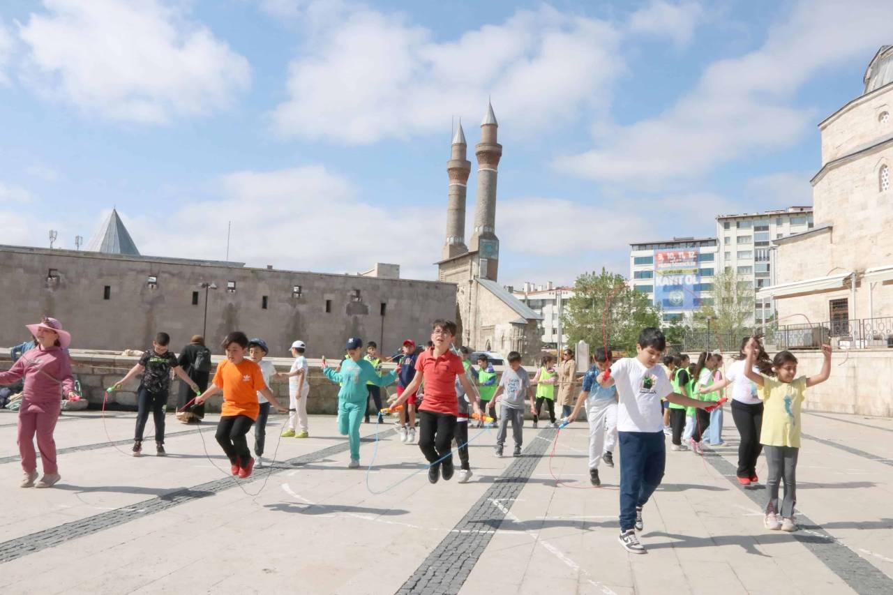 topac-dondu-bezelye-satildi-sivasta-oyunla-dolu-bir-gun-4.jpg