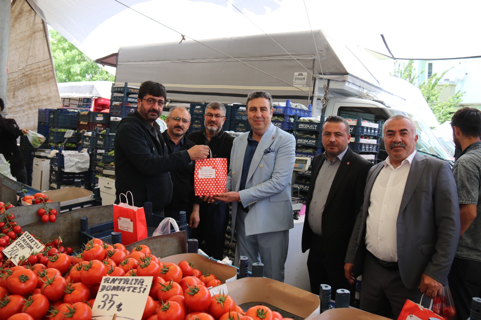 sivasta-bayram-bereketi-esnafa-hediye-vatandasa-gul-1.jpeg