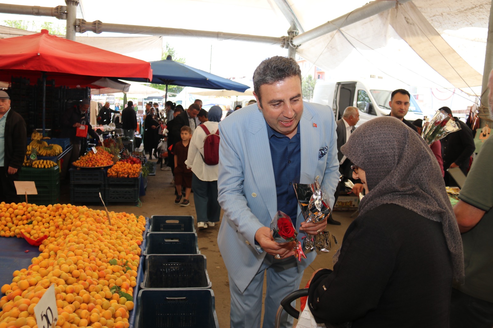 sivasta-bayram-bereketi-esnafa-hediye-vatandasa-gul.jpeg