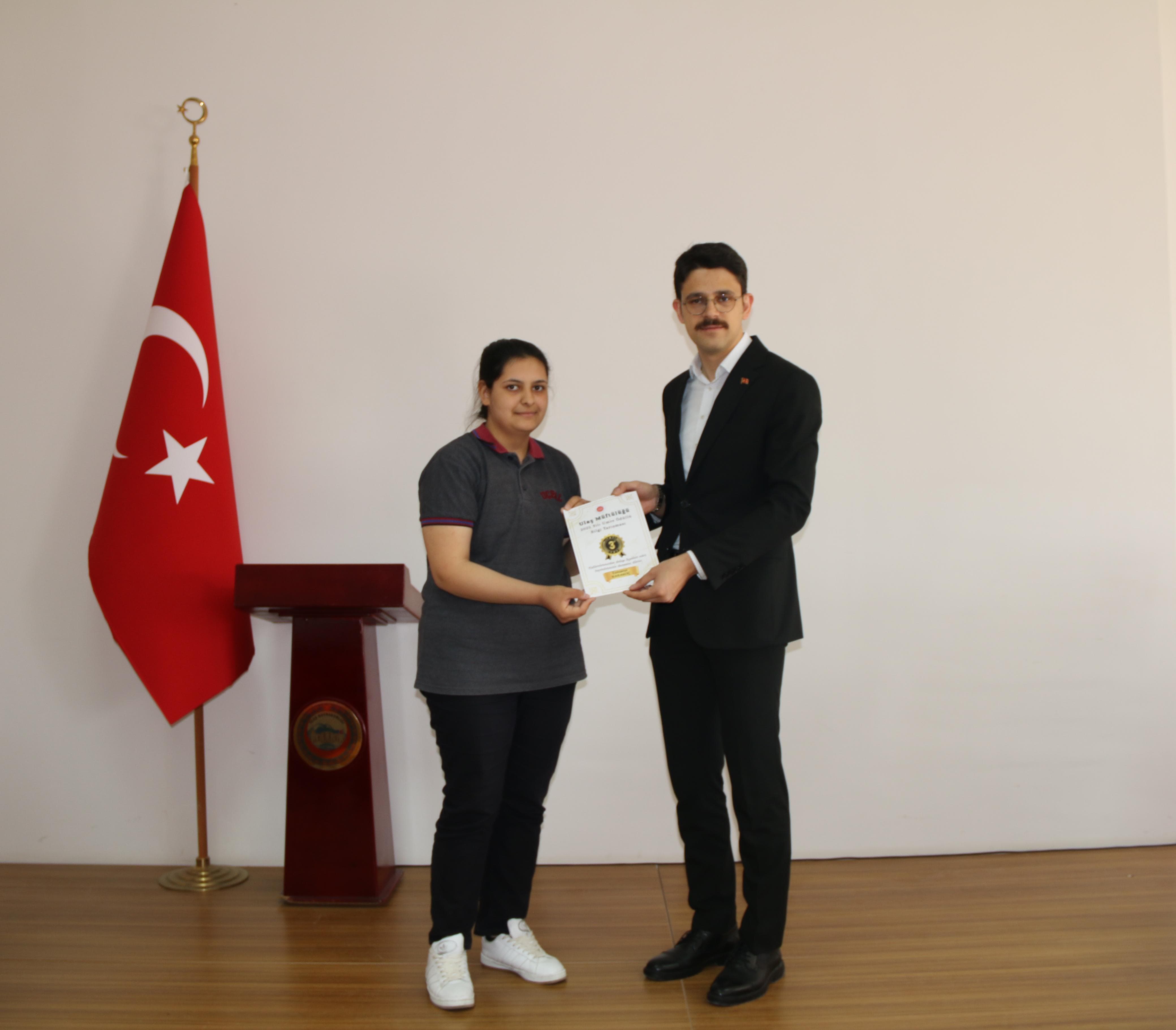 aa-20250602-38159632-38159630-ulasta-umre-odullu-bilgi-yarismasinda-dereceye-giren-ogrenciler-odullendirildi.jpg