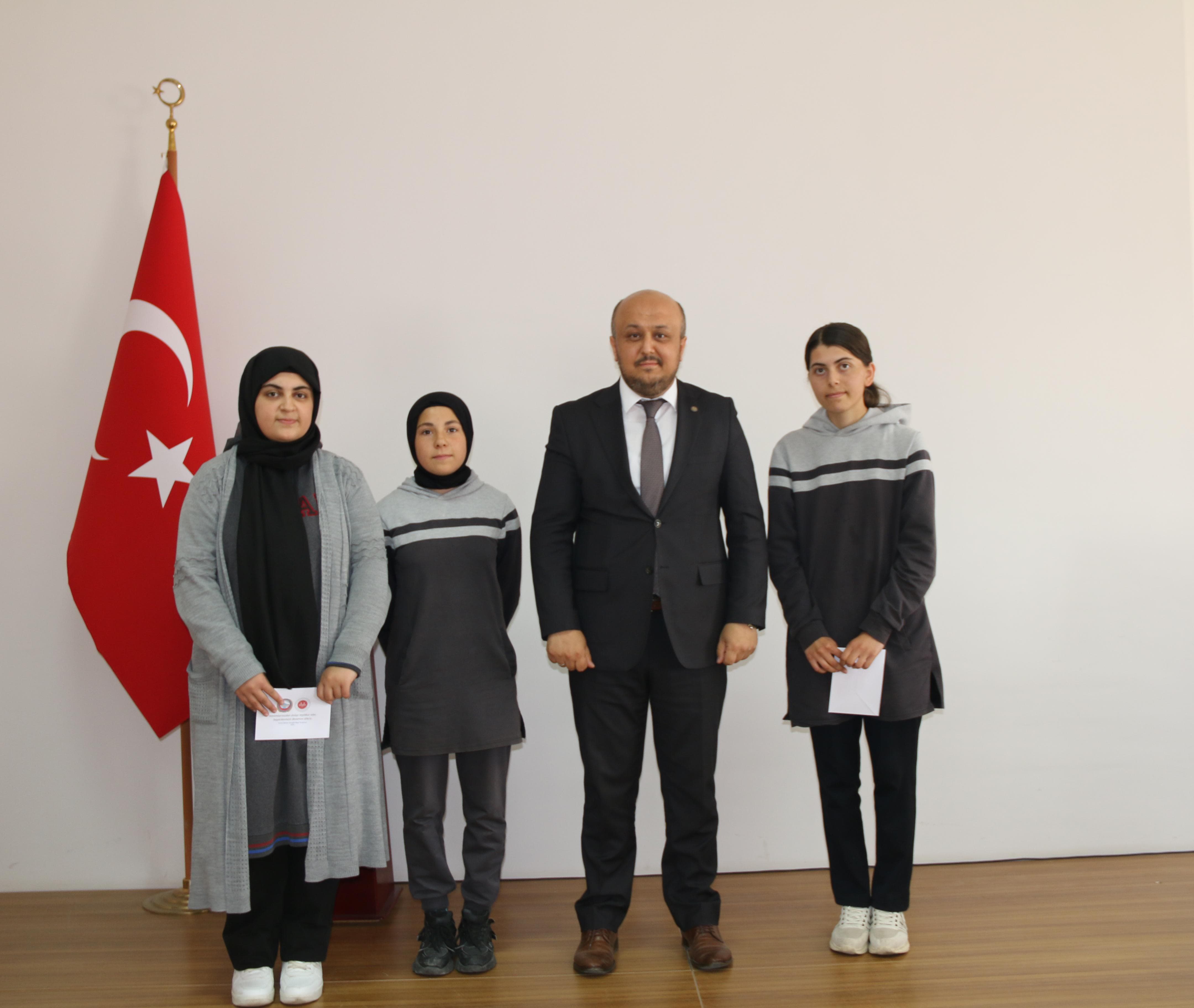 aa-20250602-38159632-38159631-ulasta-umre-odullu-bilgi-yarismasinda-dereceye-giren-ogrenciler-odullendirildi.jpg