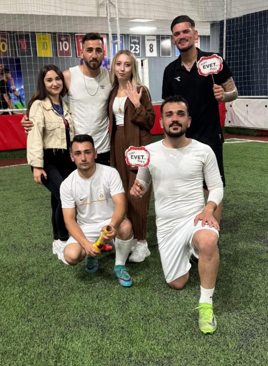 kaleci-degil-asik-saha-ortasinda-evlilik-teklifi-2.jpeg