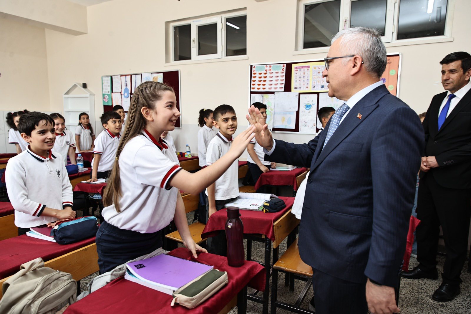 vali-simsek-minik-daveti-geri-cevirmedi-4.jpg