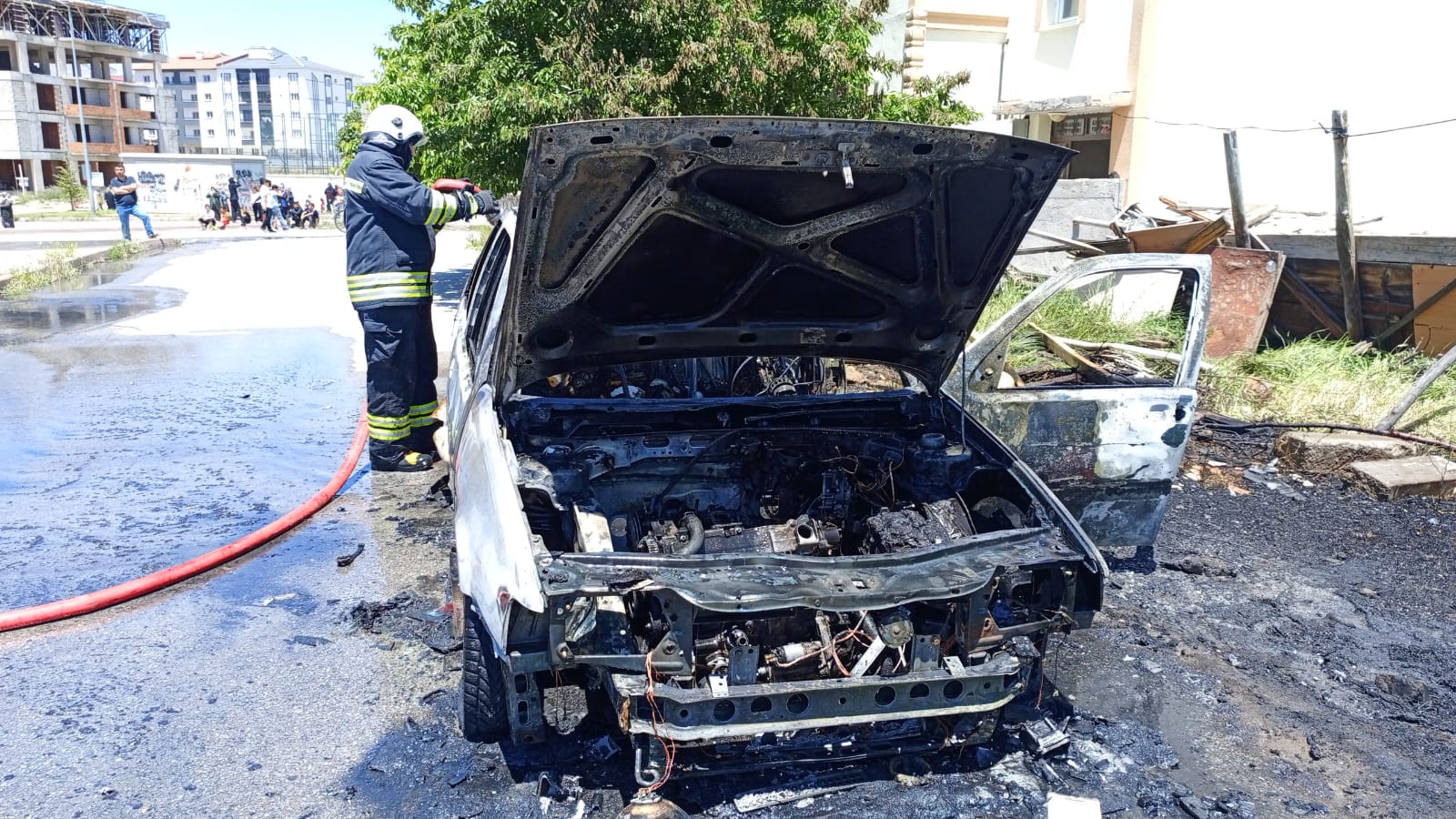 park-halindeydi-bir-anda-alev-aldi-3.jpeg