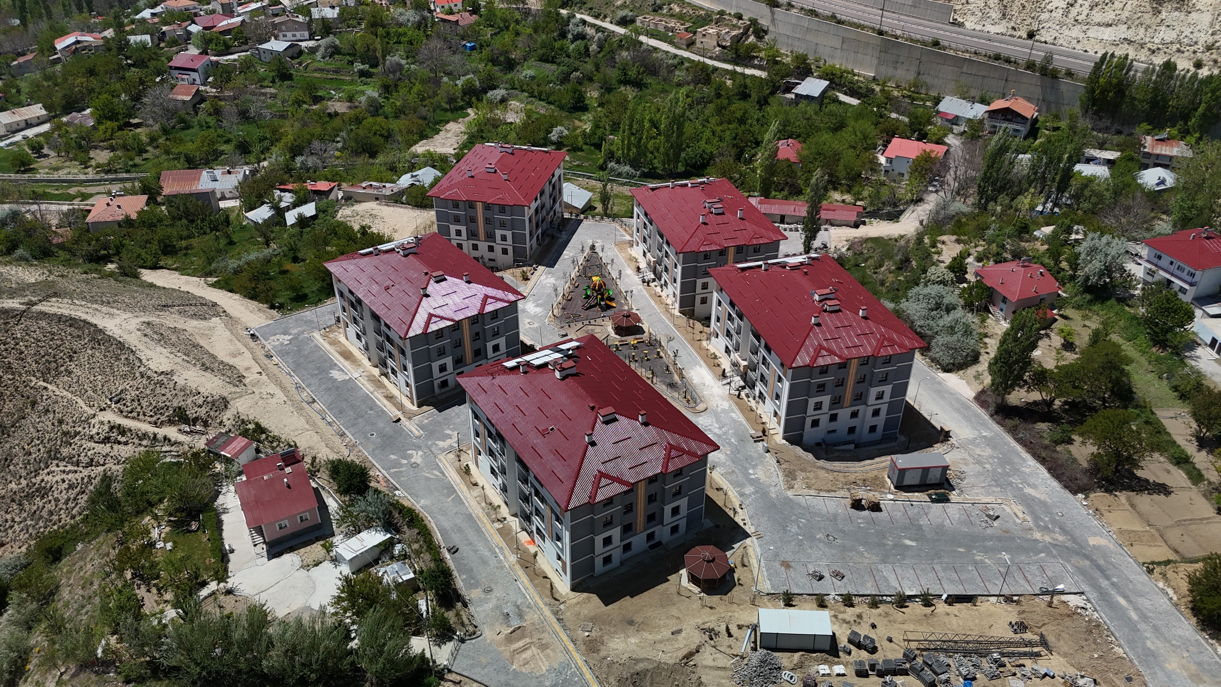 sivas-gurunde-depremzedeler-yeni-evlerine-kavustu-2.jpg