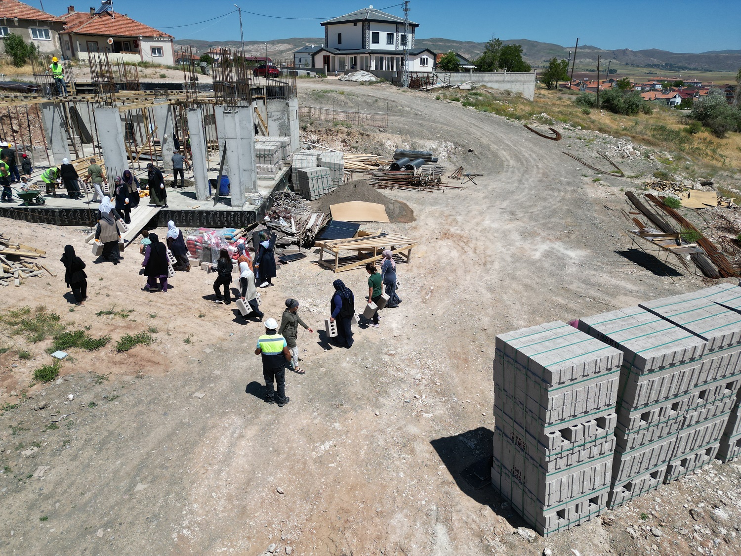 aa-20250622-38353150-38353145-sivasta-imece-usuluyle-yapilan-caminin-insaatina-kadinlar-da-briket-tasiyor.jpg