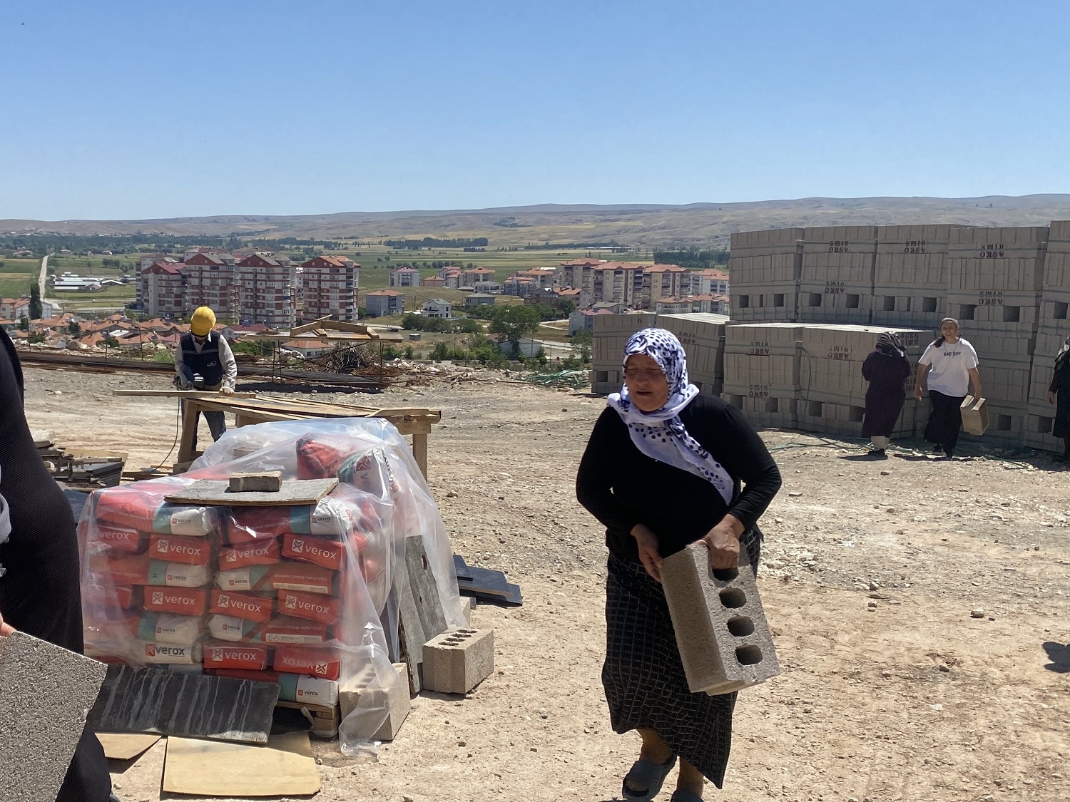 aa-20250622-38353150-38353147-sivasta-imece-usuluyle-yapilan-caminin-insaatina-kadinlar-da-briket-tasiyor.jpg