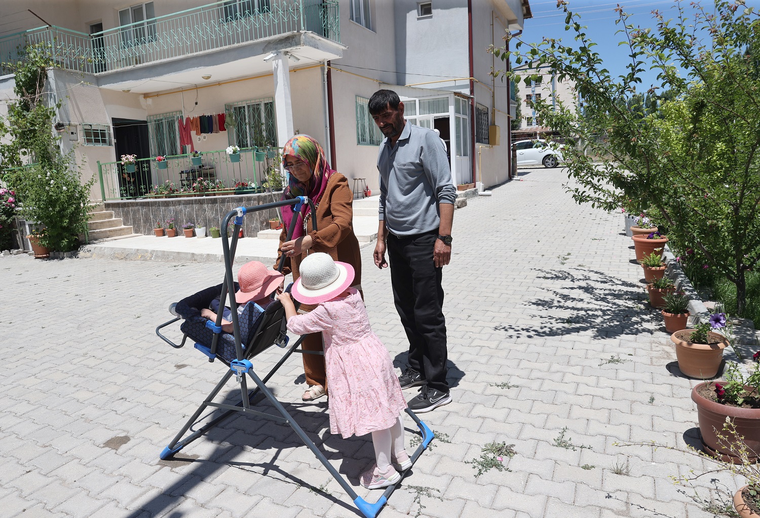 aa-20250625-38380369-38380364-kizlarini-gelin-edip-iki-kiz-kardese-koruyucu-aile-oldular.jpg