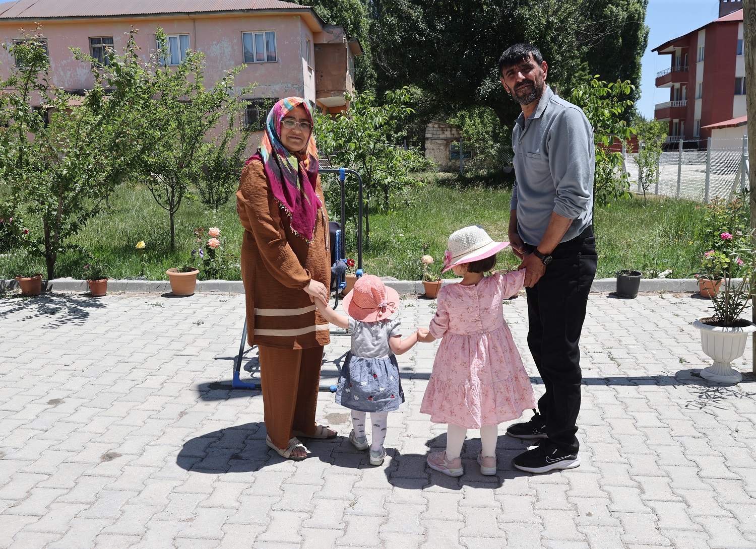 aa-20250625-38380369-38380365-kizlarini-gelin-edip-iki-kiz-kardese-koruyucu-aile-oldular.jpg