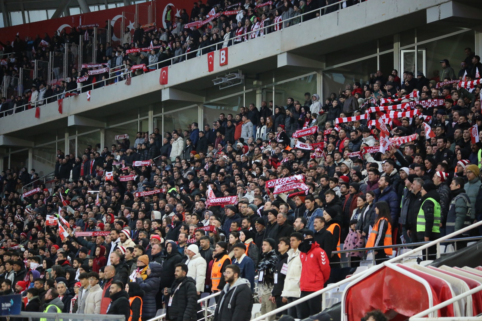 sivasta-futbolun-sessiz-cigligi-tribunler-bos-kaldi-1.jpeg