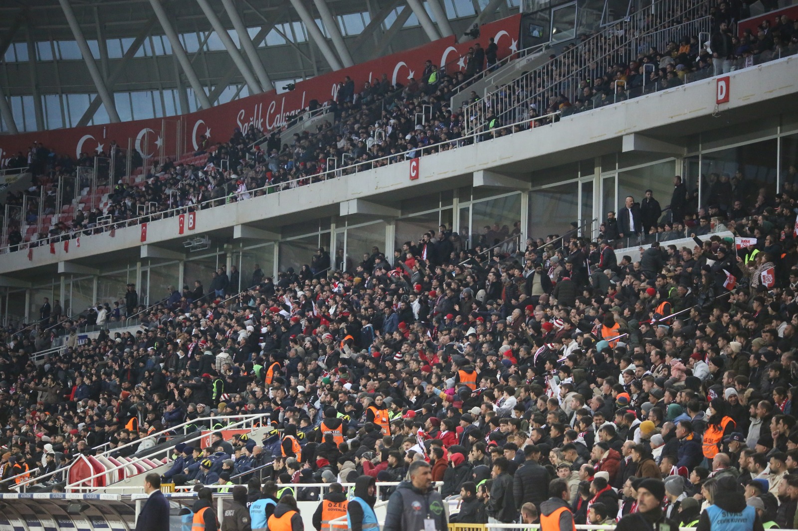 sivasta-futbolun-sessiz-cigligi-tribunler-bos-kaldi-3.jpeg