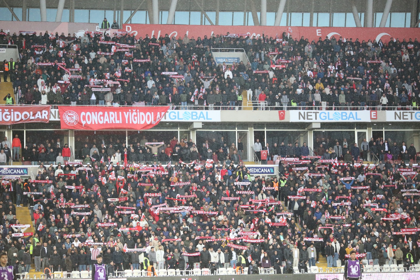 sivasta-futbolun-sessiz-cigligi-tribunler-bos-kaldi-4.jpeg