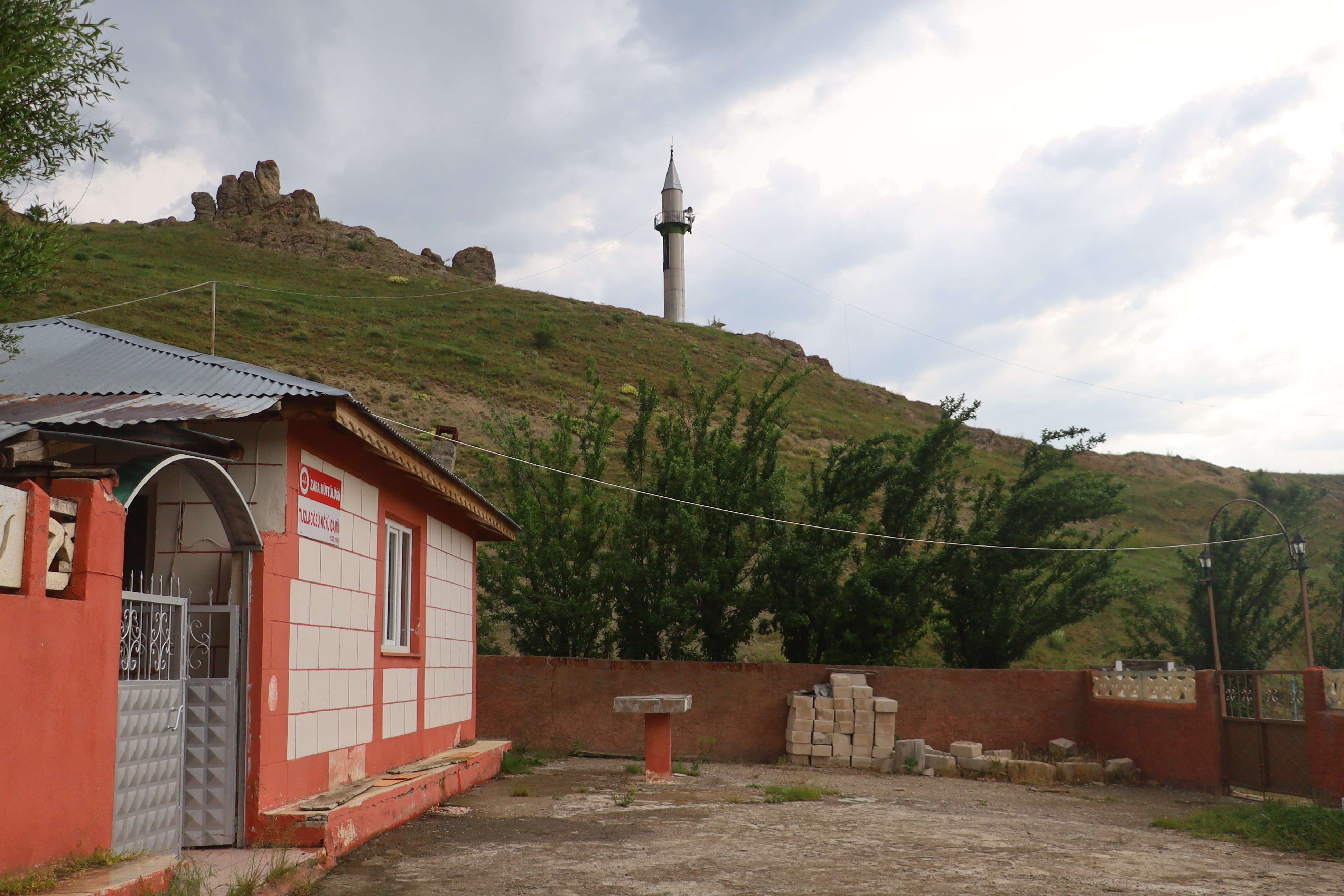 cami-burada-degil-lutfen-minareyi-takip-edin-3.jpg