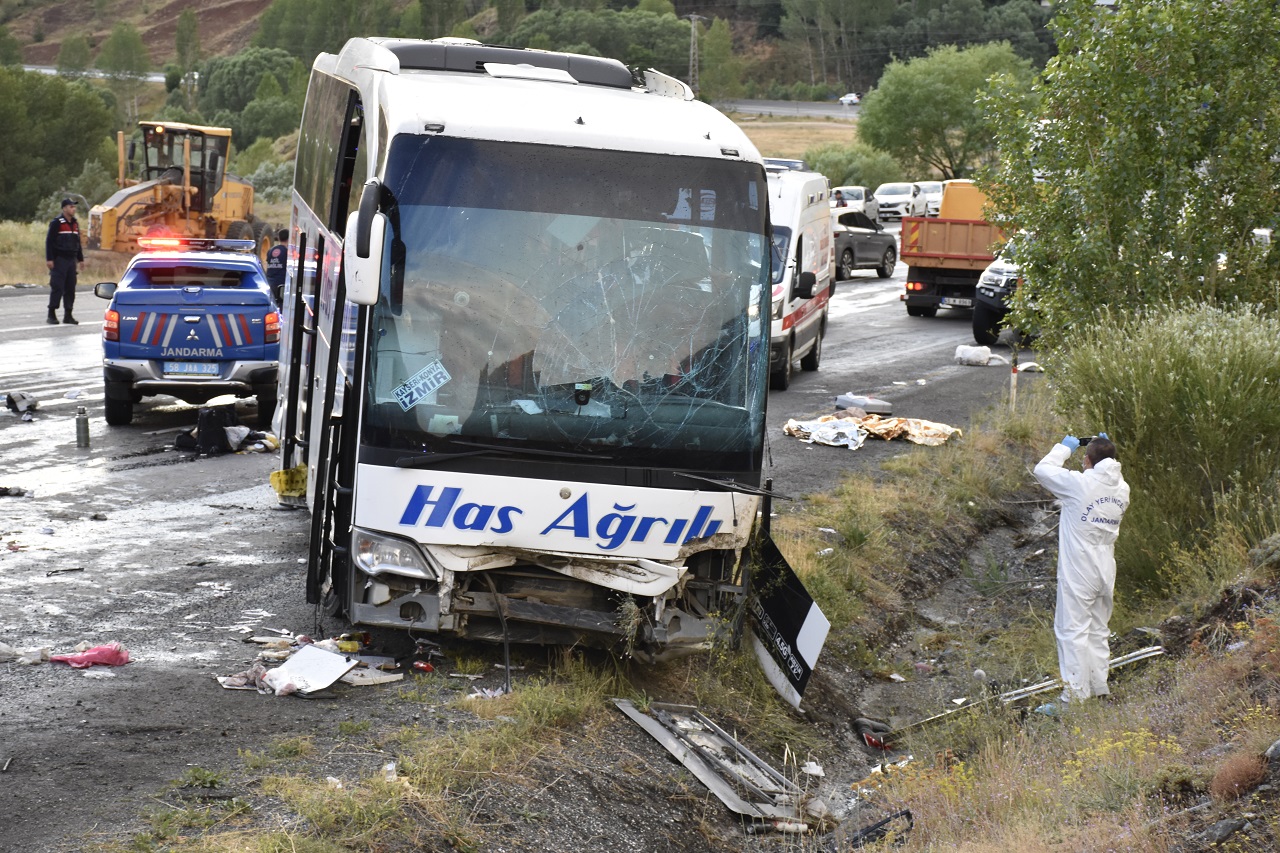 sivasta-4-kisinin-oldugu-kazada-otobus-soforu-gozaltinda-3.jpg