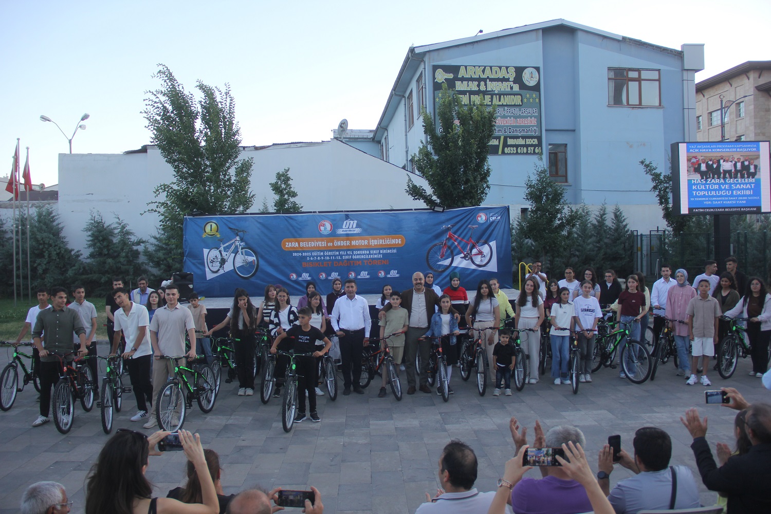 aa-20250723-38637129-38637126-zarada-sinif-birincisi-ogrencilere-bisiklet-dagitildi.jpg