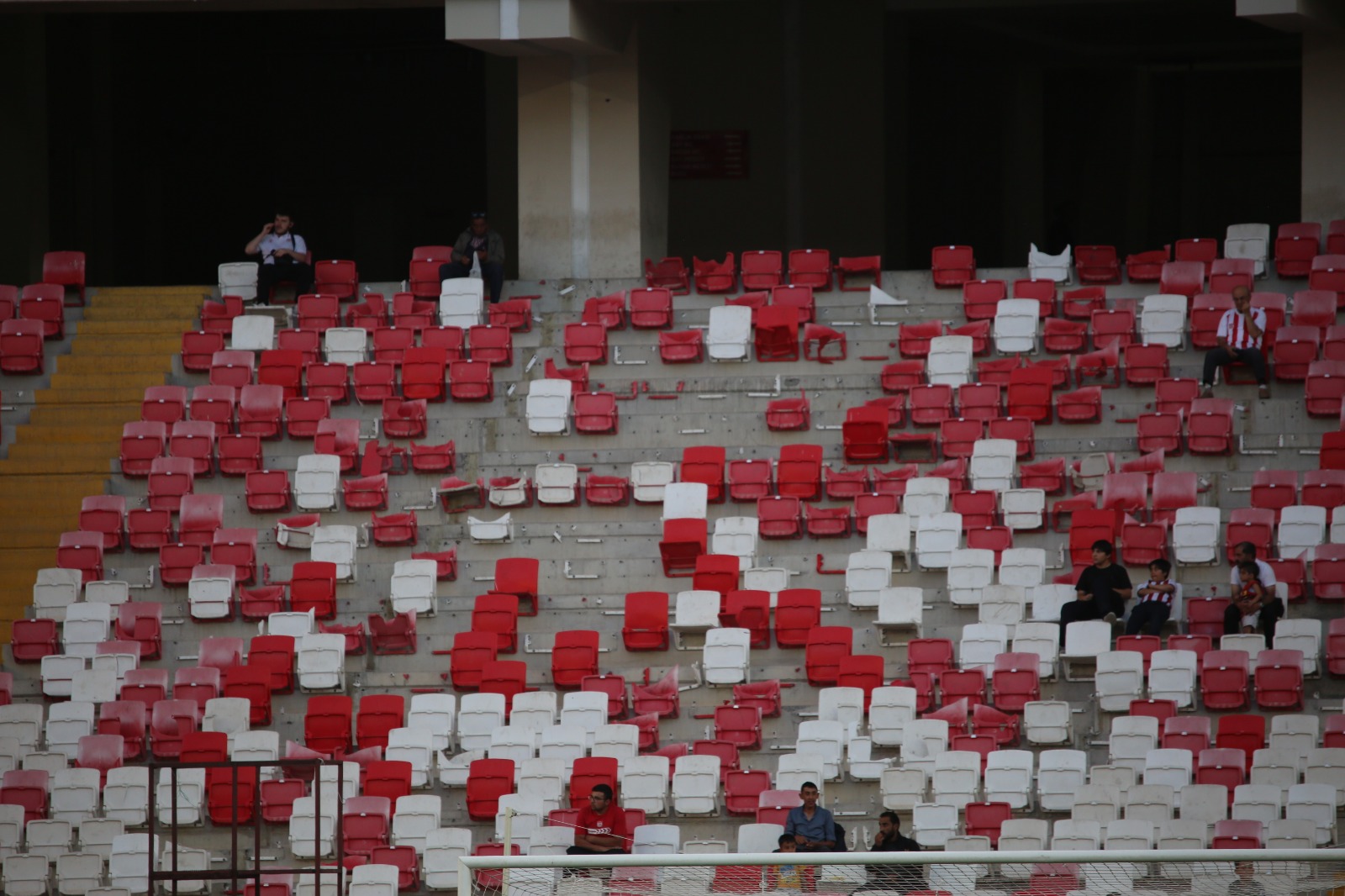 sivasspor-tribunlerinde-bakim-ihmali.jpeg