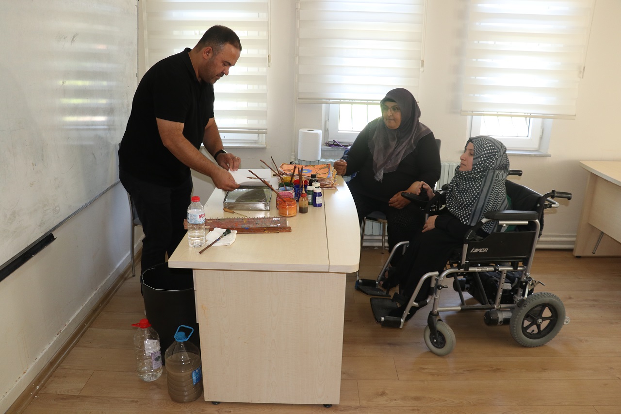 aa-20250820-38874215-38874202-sivasta-bedensel-engelliler-ebru-kursu-ile-hayata-tutunuyor.jpg