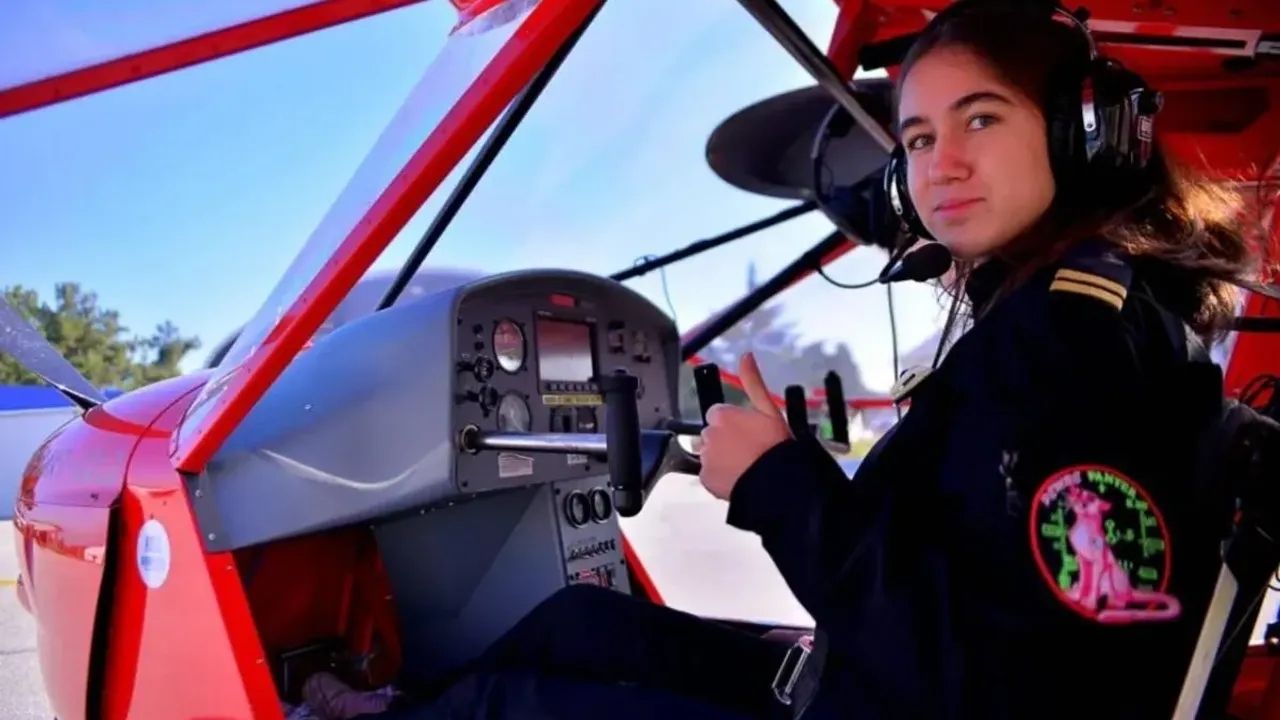defne-ozcan-kimdir-turkiyenin-en-genc-solo-pilotu-ve-timein-yilin-kizlari-listesindeki-turk-genc-1.jpg