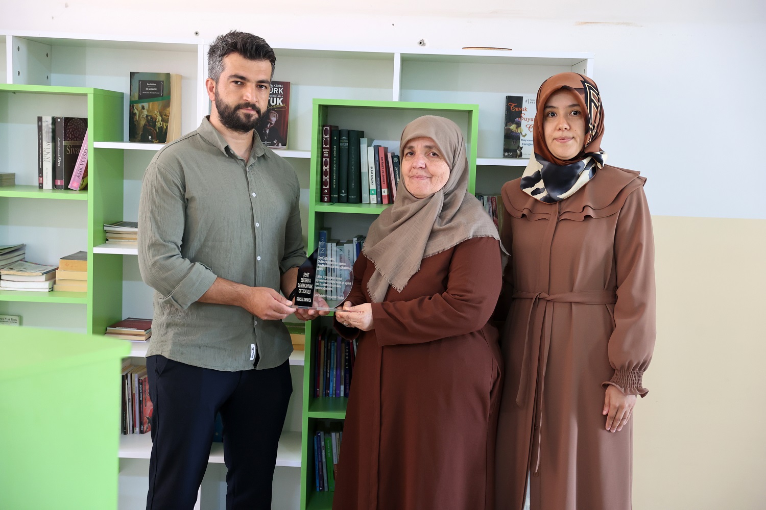 aa-20250829-38955209-38955207-kanserden-olen-agabeyinin-kutuphane-hayalini-memleketindeki-okulda-gerceklestirdi.jpg