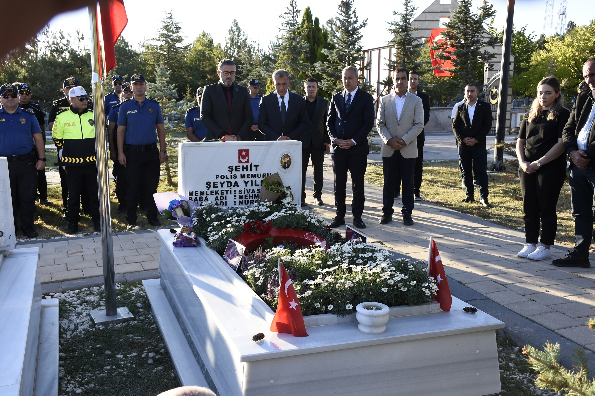 sehit-polis-seyda-yilmaz-kabri-basinda-928711-275838.jpg