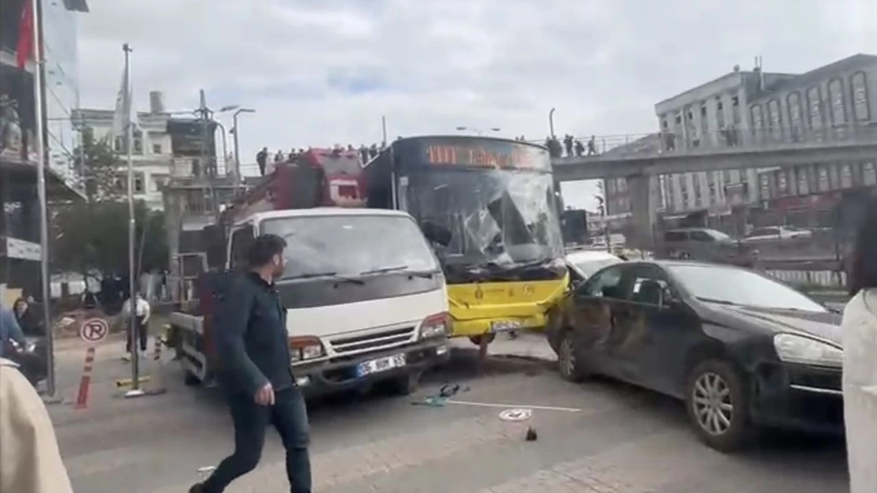 istanbulda-ozel-halk-otobusunun-karistigi-zincirleme-trafik-kazasinda-4-kisi-yaralandi.webp