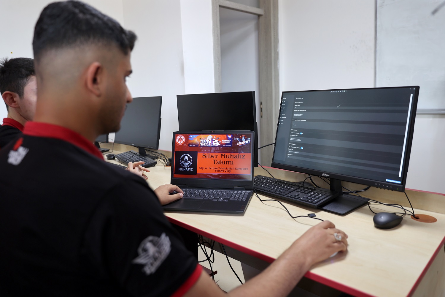 aa-20251019-39456807-39456806-veri-guvenligi-yazilimi-muhafiza-teknofestte-ikincilik-odulu.jpg