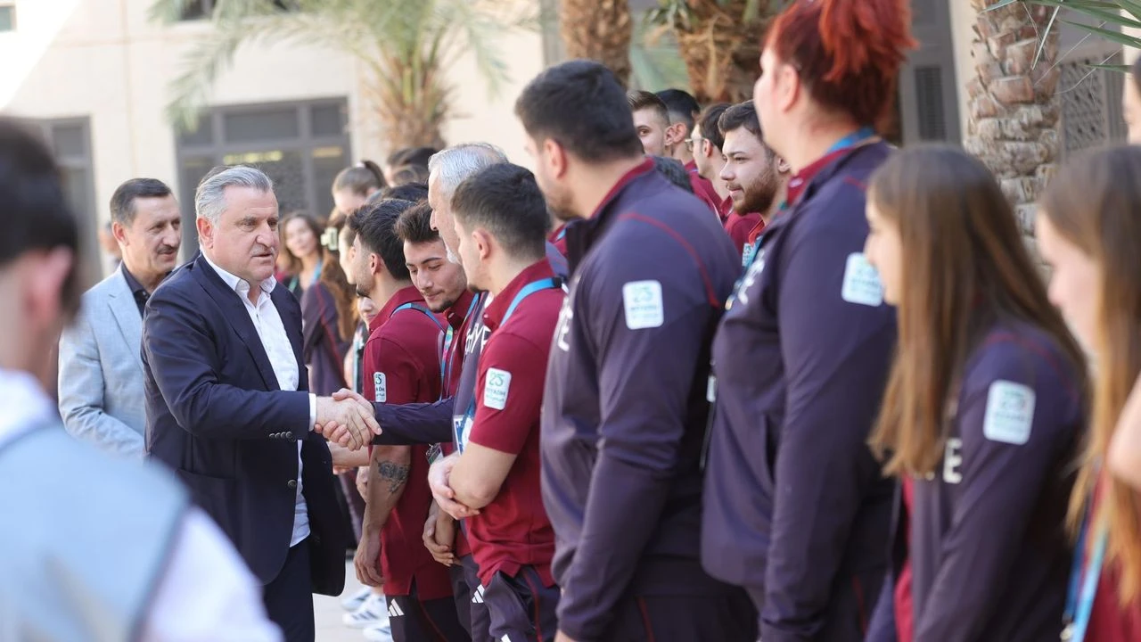 bakan-bak-suudi-arabistanda-milli-sporcularla-bir-araya-geldi.webp