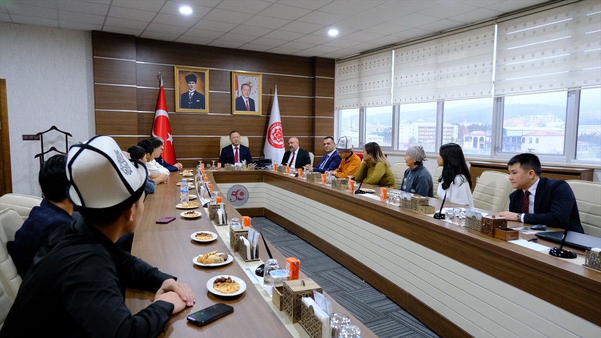 aa-20251114-39706595-39706591-kirgizistanin-ankara-buyukelcisi-kazakbaevden-sivas-cumhuriyet-universitesine-ziyaret-1-001.jpg