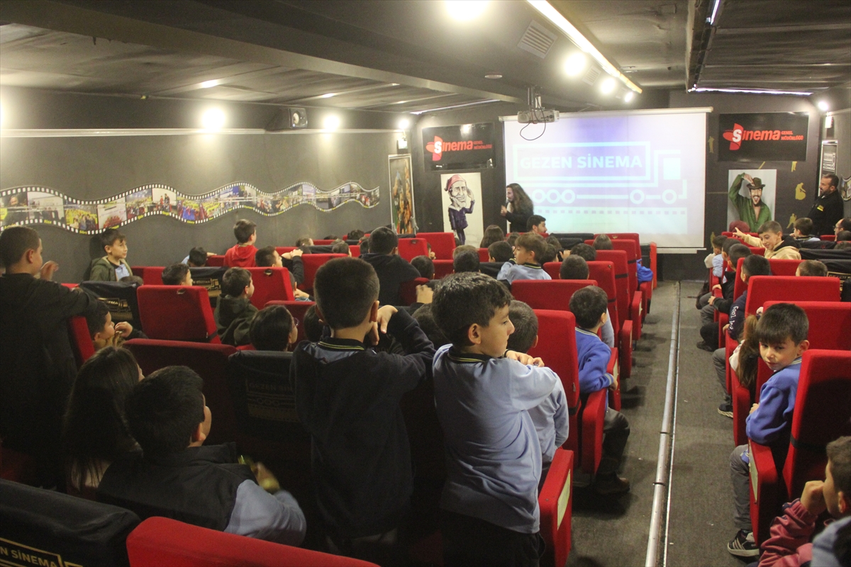 aa-20251126-39813001-39812999-gezen-sinema-tiri-zarada-ogrencilerle-bulustu.jpg