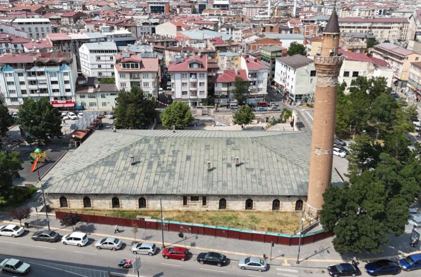 egri-minaresiyle-dikkat-ceken-832-yillik-tarihi-sivas-ulu-camiinin-restorasyon-calismalarina-baslandi-850x560.jpg