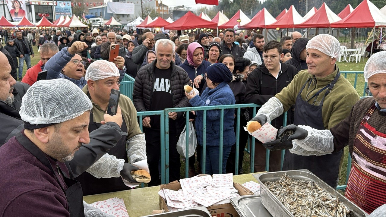 festivalde-10-bin-kisiye-3-ton-hamsi-dag-1073489-318524.jpg