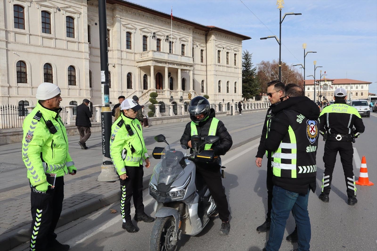 aa-20251224-40066358-40066356-sivasta-trafik-ekipleri-motosiklet-denetimi-yapti.jpg