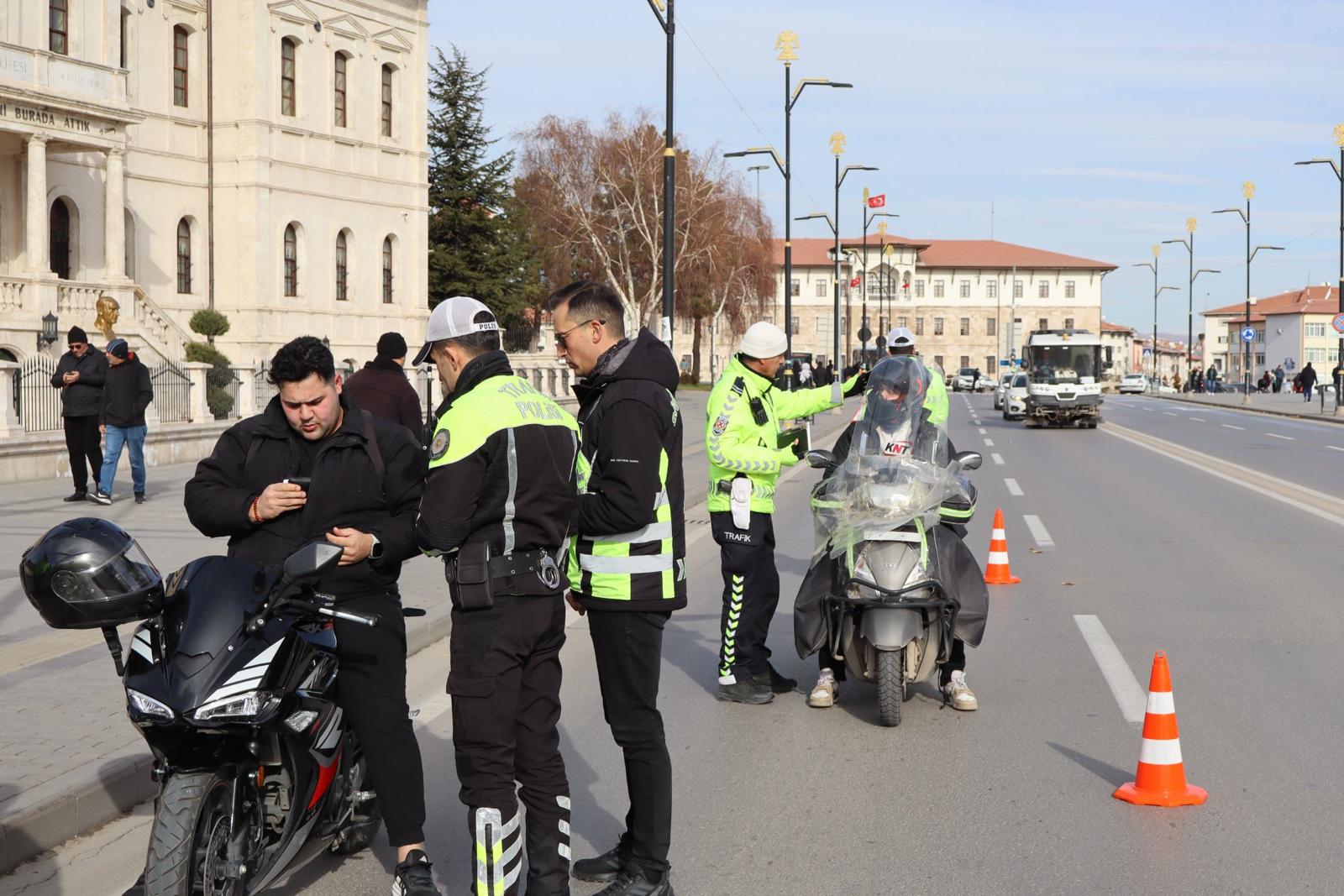 aa-20251224-40066358-40066357-sivasta-trafik-ekipleri-motosiklet-denetimi-yapti.jpg