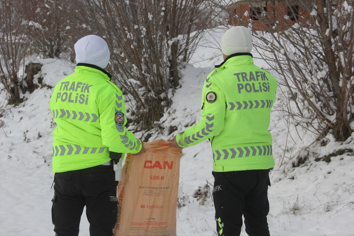 aa-20251229-40105454-40105450-sivasta-trafik-polisleri-yaban-hayvanlarini-unutmadi.jpg