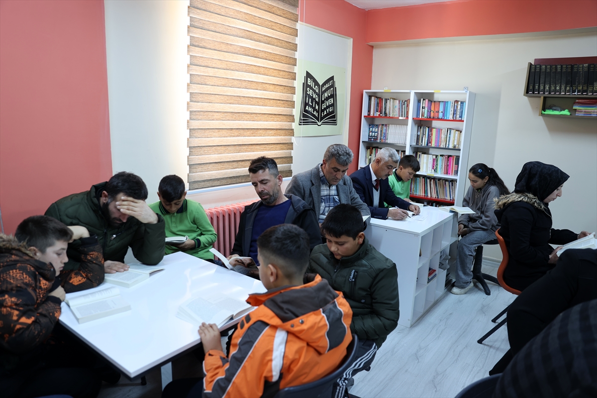 aa-20251231-40119909-40119906-ebeveynler-cocuklariyla-kitap-okumak-icin-okulun-kutuphanesinde-bulusuyor.jpg