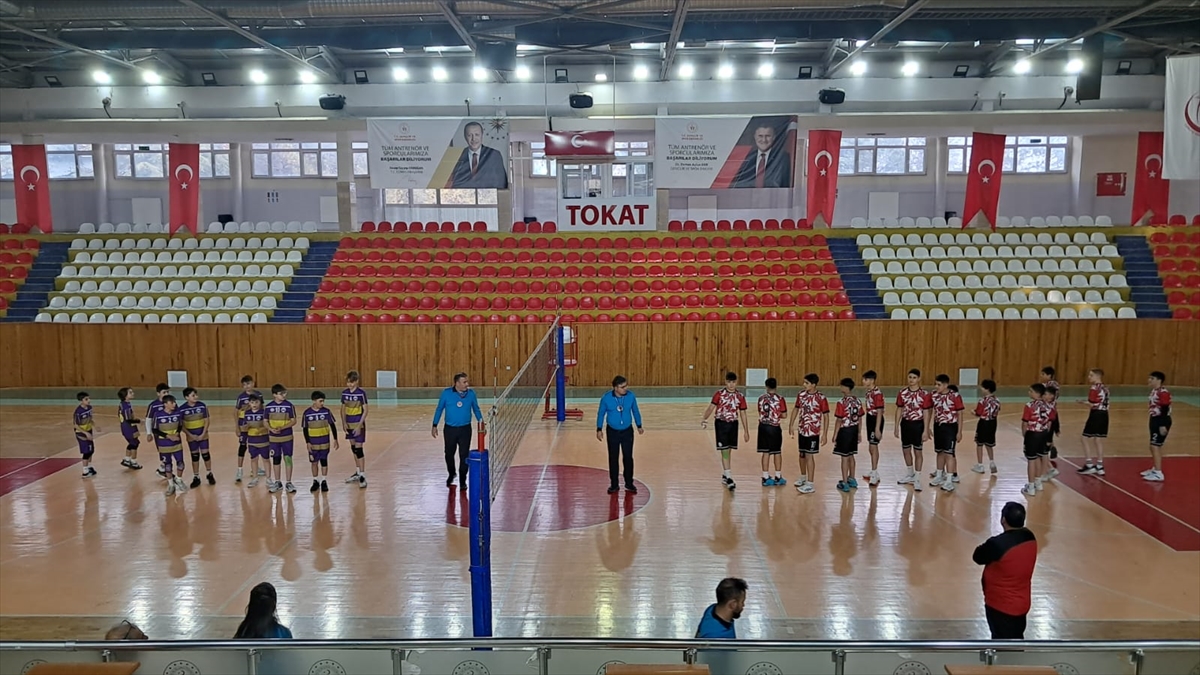 aa-20260111-40223588-40223587-sivas-sehit-adnan-saka-ortaokulu-voleybol-takimi-bolge-musabakalarinda-yari-finale-kaldi.jpg