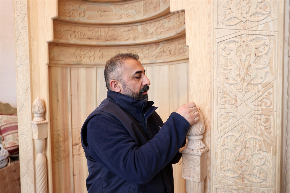 aa-20260123-40342811-40342807-sivasli-ahsap-ustasi-selcuklu-motiflerini-8-ayda-mihraba-isledi.jpg