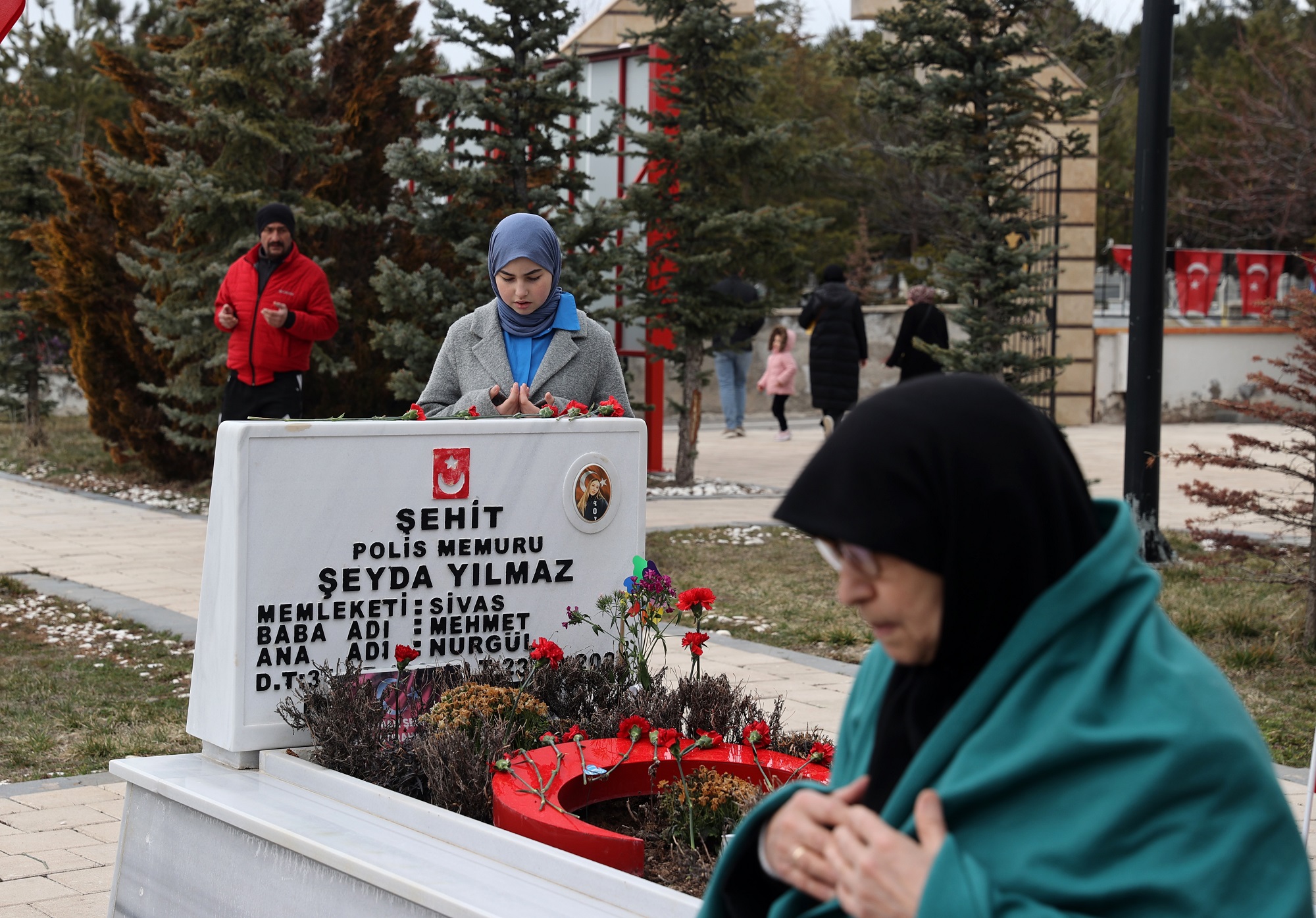 aa-20260319-40872052-40872051-sivasta-ramazan-bayrami-arifesinde-sehitlikler-ziyaret-edildi.jpg